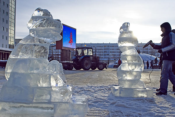 В Витебске впервые установили скульптуры изо льда — фото