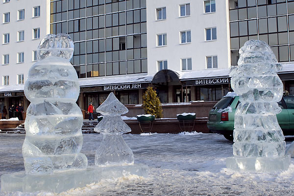 В Витебске впервые установили скульптуры изо льда — фото