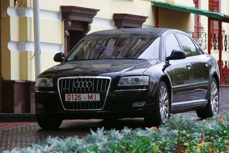 Audi A8L W12 председателя Витебского областного исполнительного комитета. Фото Сергея Серебро