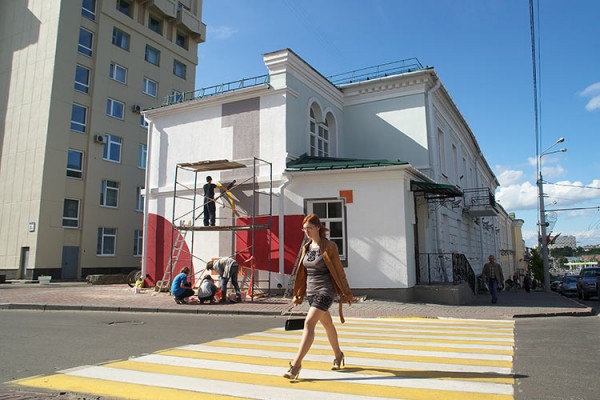 В Витебске восстанавливают роспись Малевича на одном из зданий. Фото Сергея Серебро