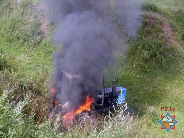 В Дубровенском районе трактор без тракториста уехал в овраг и сгорел. Фото МЧС