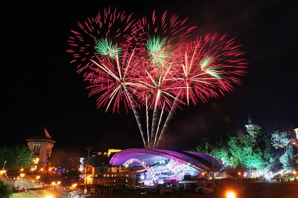 http://news.vitebsk.cc/wp-content/uploads/2015/03/fireworks-slavonic-bazaar-vitebsk-20140710-02-600x400.jpg