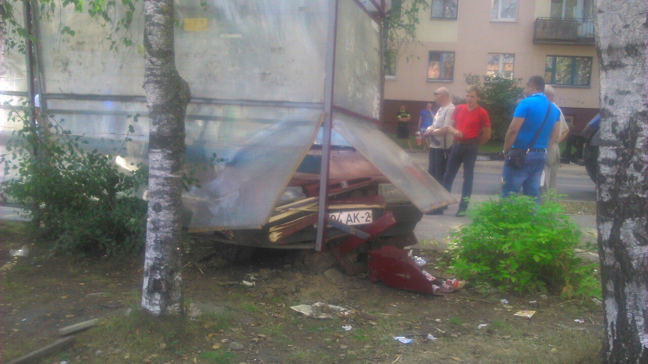 В Витебске девятка врезалась в остановку водитель был пьян
