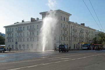 На площади Ленина в Витебске прорвало теплотрассу. Фото Сергея Дианова