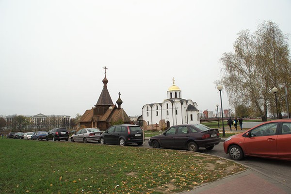 Стихийная автостоянка у Благовещенской церкви. Фото Сергея Серебро