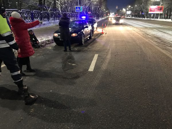 На Фрунзе  пьяный пешеход, переходивший проспект на красный свет, попал под машину. Фото ГАИ