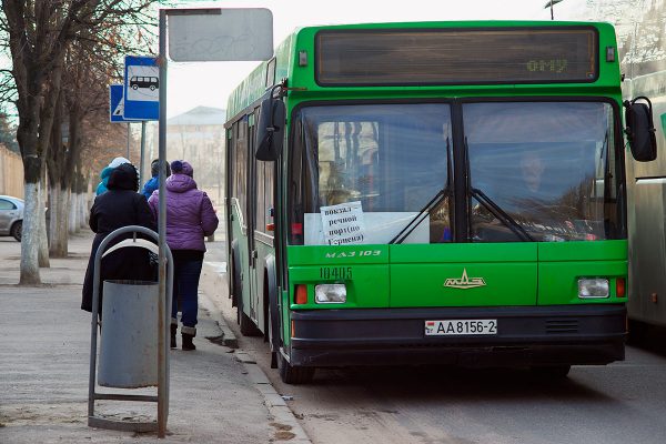 Городской автобус на улице Витебска и пассажиры на остановке. Фото Сергея Серебро