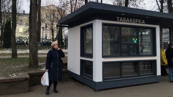 В Витебске установили киоск «Табакерки» у больницы скорой помощи. Фото Сергея Серебро