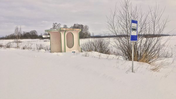 Занесенная снегом остановка в деревне Бояры Чашникского района. Фото Сергея Серебро