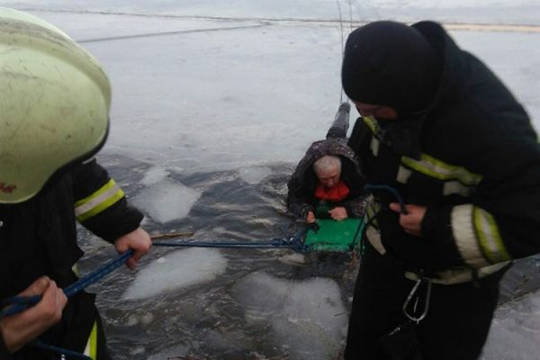 Двое рыбаков провалились под лед на Лукомльском озере, спасти удалось только одного. Фото МЧС