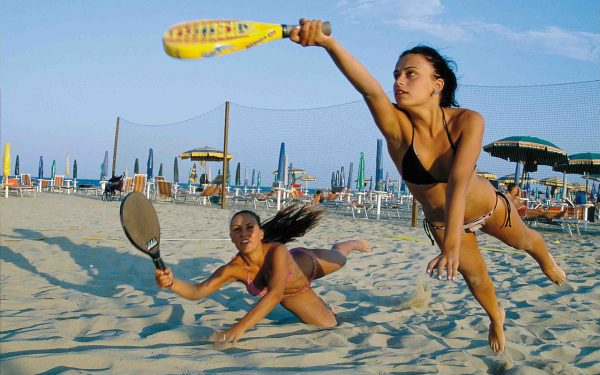 Девушки играют на пляже. Иллюстративное фото pixabay.com