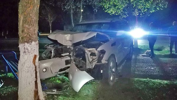 В пасхальную ночь в Новолукомле в дерево врезался джип, водитель и пассажирка погибли