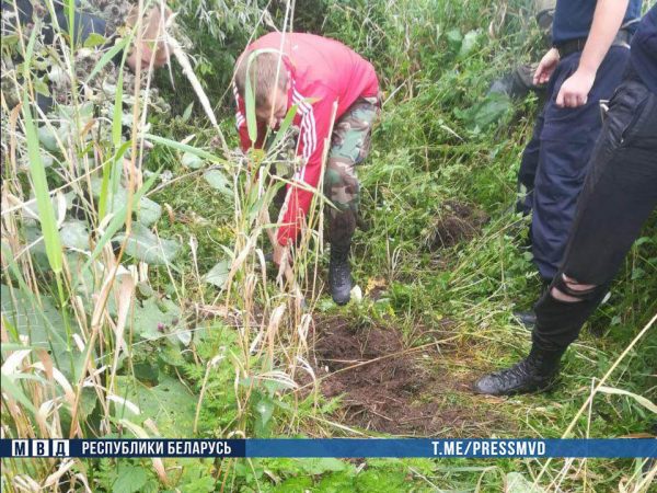 На месте, где обнаружено тело исчезнувшего четыре года назад жителя Браславского района работает следственно-оперативная группа, милиция задержала саны погибшего. Фото МВД