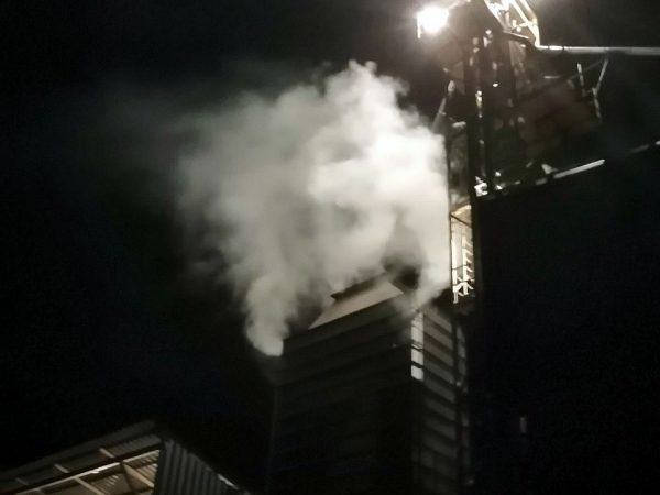 Зерносушилка горела ночью в Поставском районе. Фото МЧС