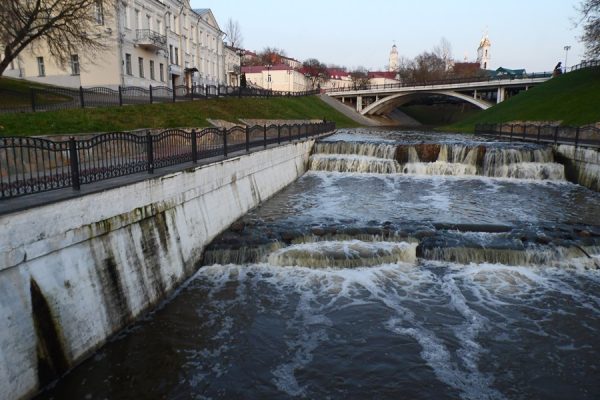 Вода сочится из железобетонной набережной в месте впадения Витьбы в Двину в Витебске. Фото Юрия Шепелева