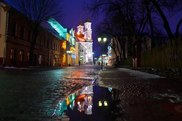 Ночной Витебск отражается в январских лужах. фото Сергея Серебро
