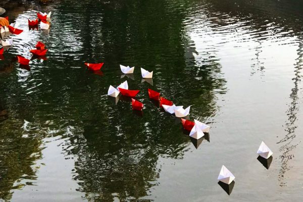 Жители Витебска отправили к горисполкому бело-красно-белую флотилию бумажных корабликов. Courtesy photo