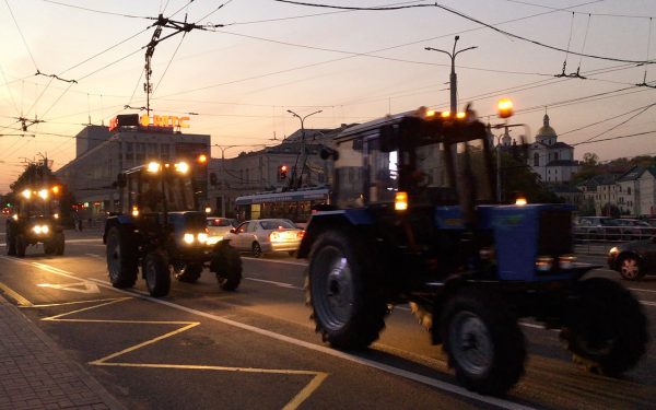 Колонна тракторов на проспекте Фунзе в Витебске. Фото Сергея Серебро