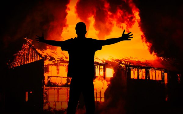 Пожар, поджог, самосожжение. человек, пламя. Фото pixabay.com